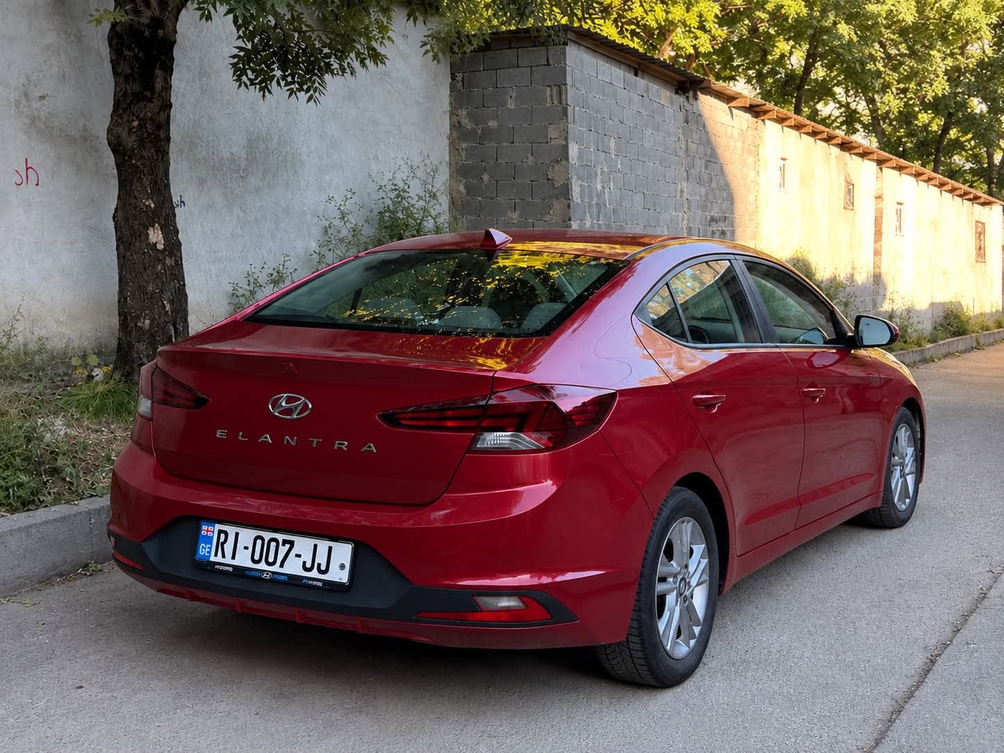 Hyundai Elantra 2019 — 8,000$