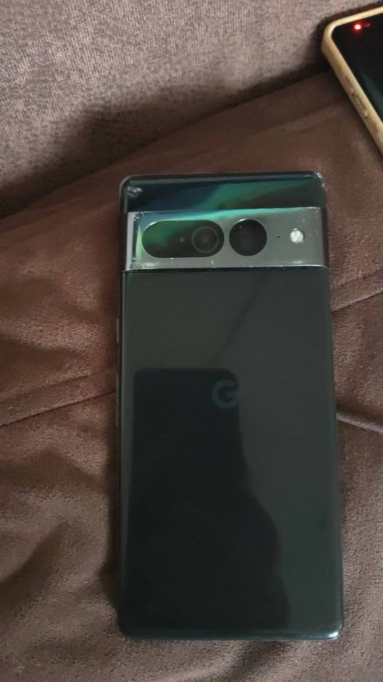 Iyideba google 7_pro_shuhaa gatexilia mxolod ekranis