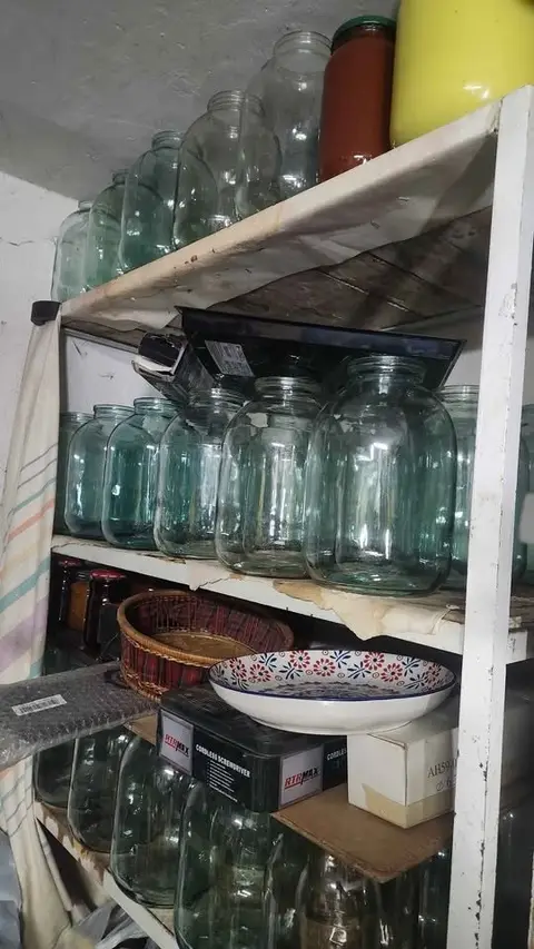 ძველებური სქელკედლიანი შუშის ბანკები