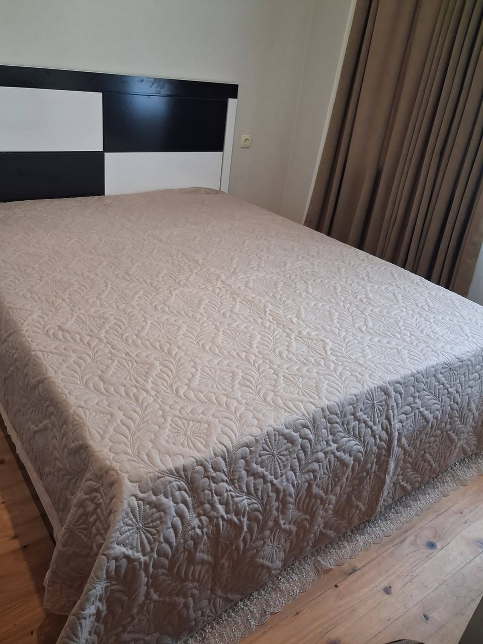 Satılır yaxşı vəziyyətdə divan (spalna) qiyməti 1800.