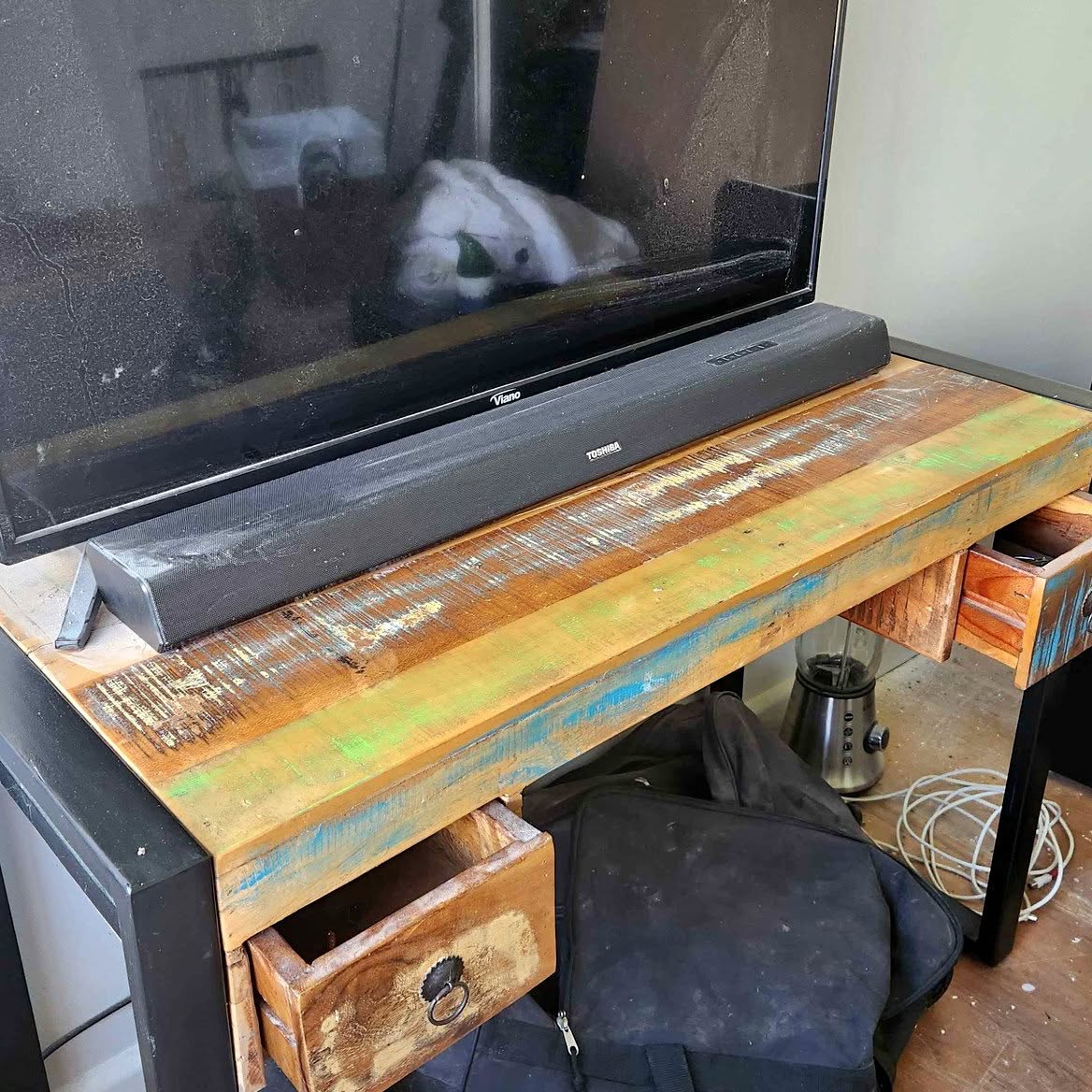 Desk, TV and soundbar perfect for