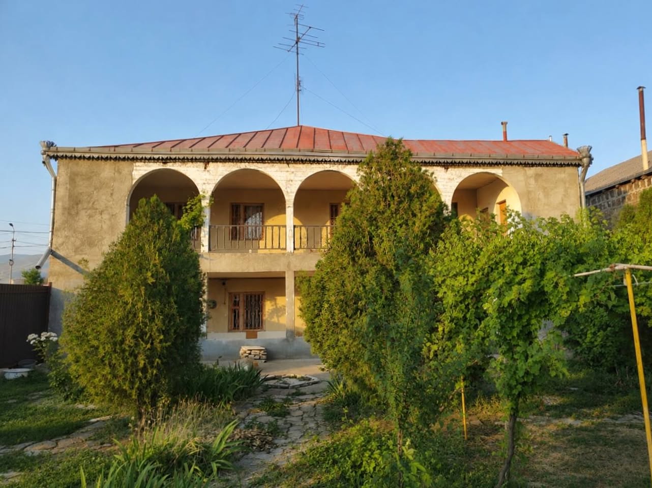 🏡Satılır iki mərtəbəli böyük villa 1985 - 250,000$