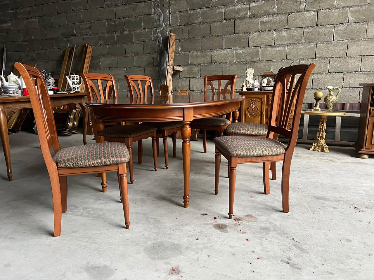 Kiraz ağacından masa 6 sandalyeyle birlikte ideal durumdadır — 2,200₾