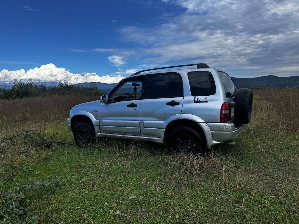 Автомобиль 2000 — 3,700 долларов.