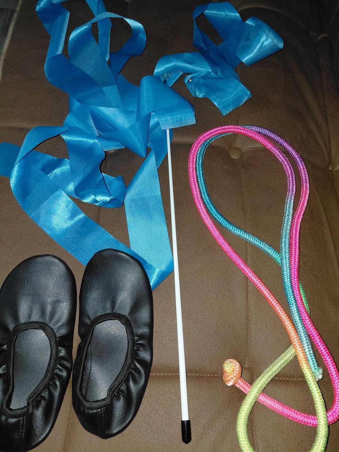 Rhythmic gymnastics set: ribbon, rope, shoes should be translated to 
Rhythmic gymnastics set: ribbon, rope, and shoes