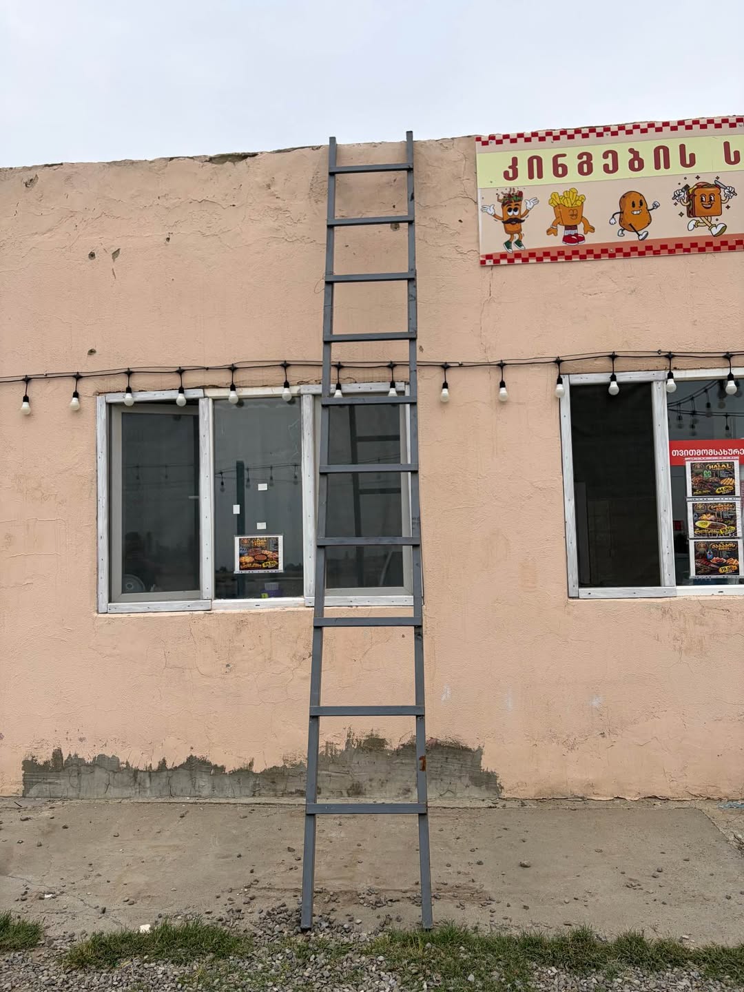 Dəmirin böyük möhkəm kütləvi pilləkən