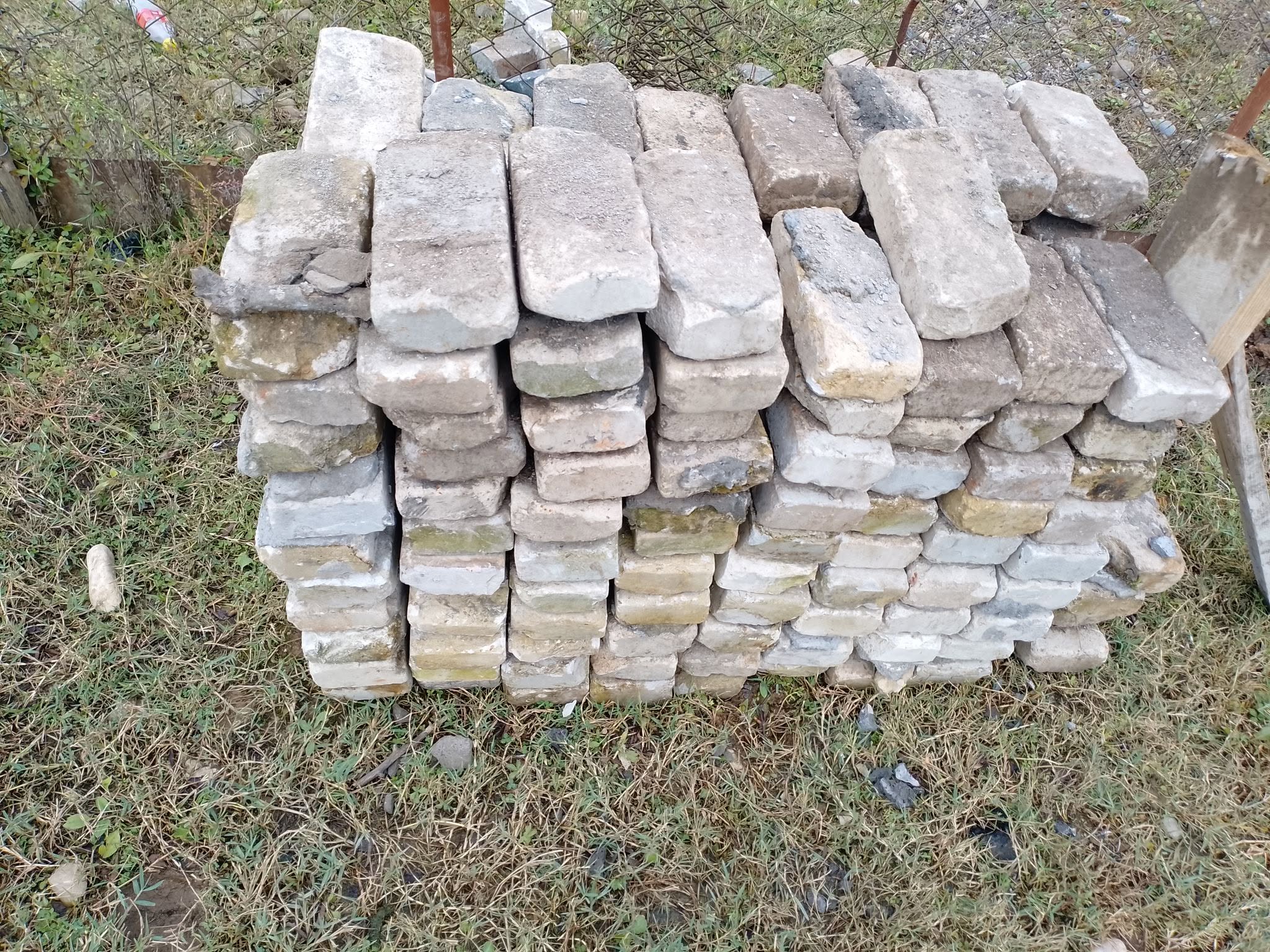Satılır kərpic, 1 ədədin qiyməti 1 lari