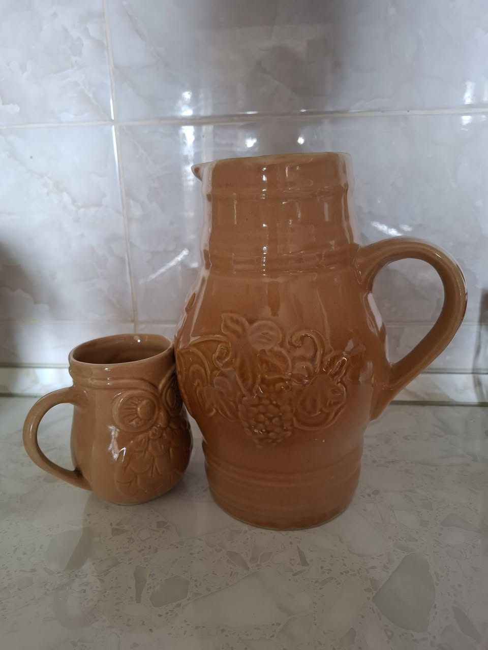 ძველებური თიხის დოქი და ჭიქა