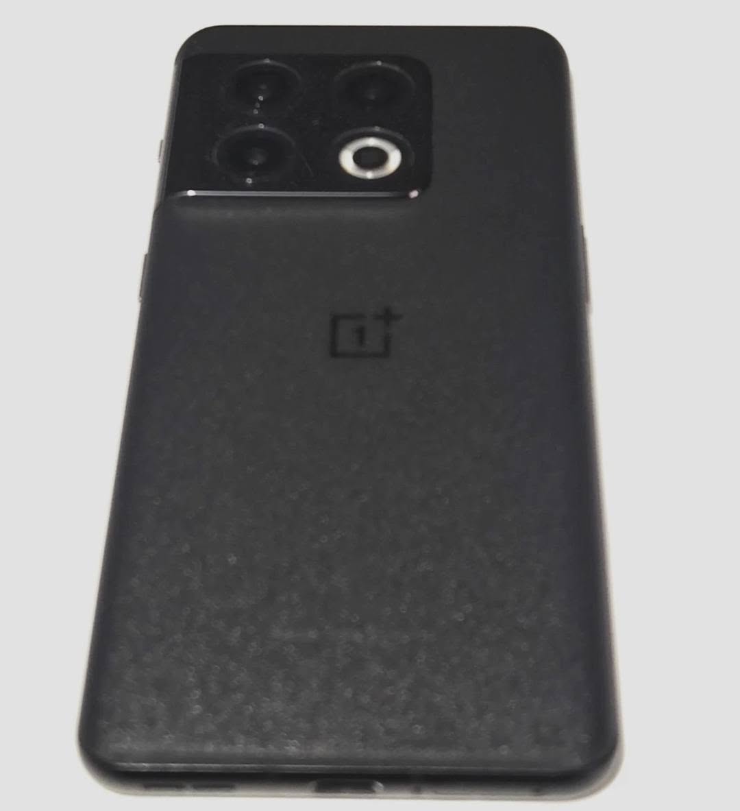 OnePlus 10 Pro ეკრენზე აქვს ნაკაწრები