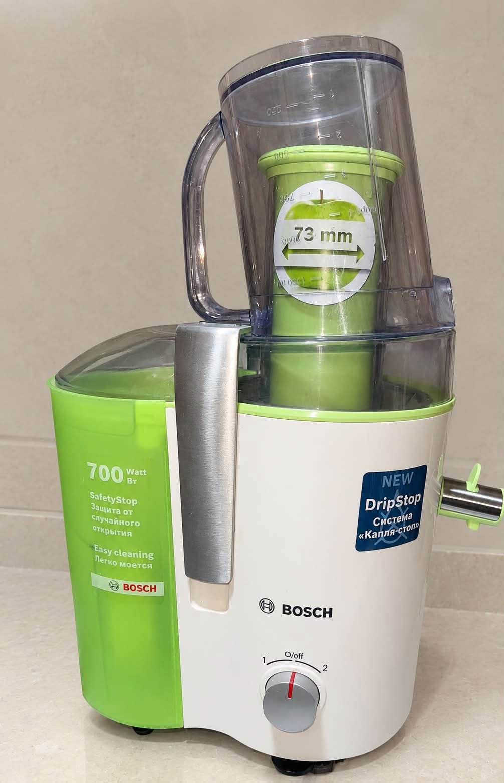 Juicer for sale. It's new. Squeezes all kinds of fruits very well.