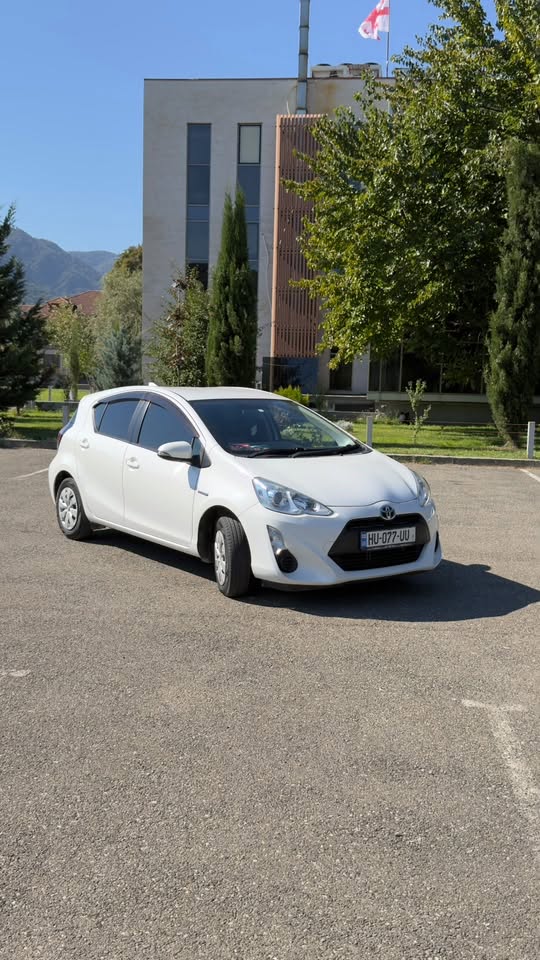 2016 white three-wheel vehicle with cabin