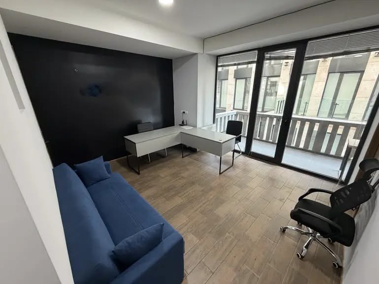 Коммерческая площадь, Тбилиси — $700
