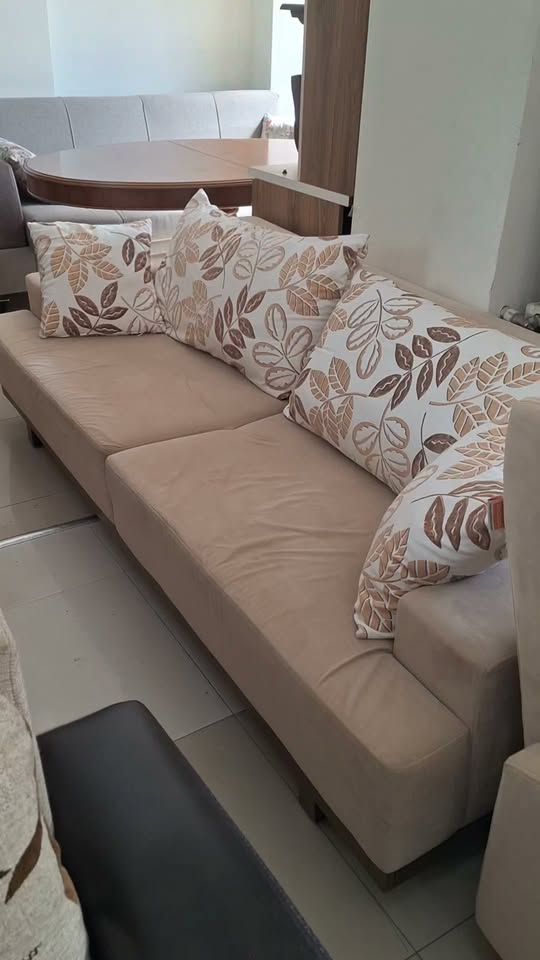 Dörtlü. Durum mükemmel. Kanepeler yatak olarak açılıyor. Fiyatı - 2,150₾