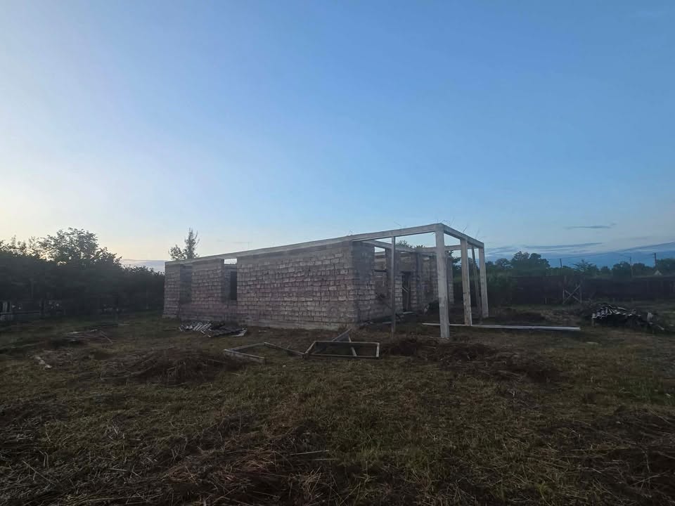 Blokdan ev satılır, damın altına qədər çəkilmişdir (180 kvadratmetr)