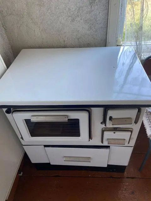 Beyaz ahşap çocuk yatağı