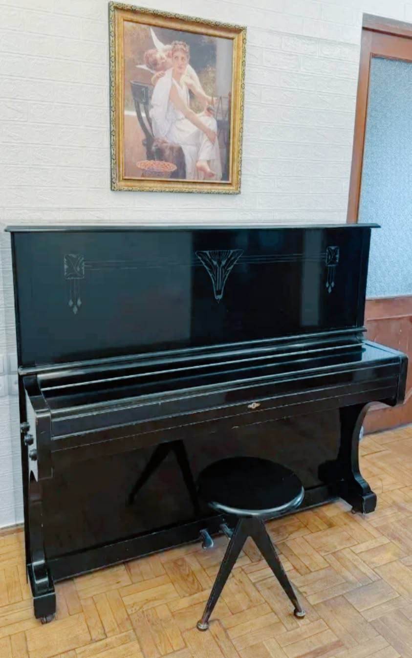 URGENT: 20,000 Antique Piano - well preserved.