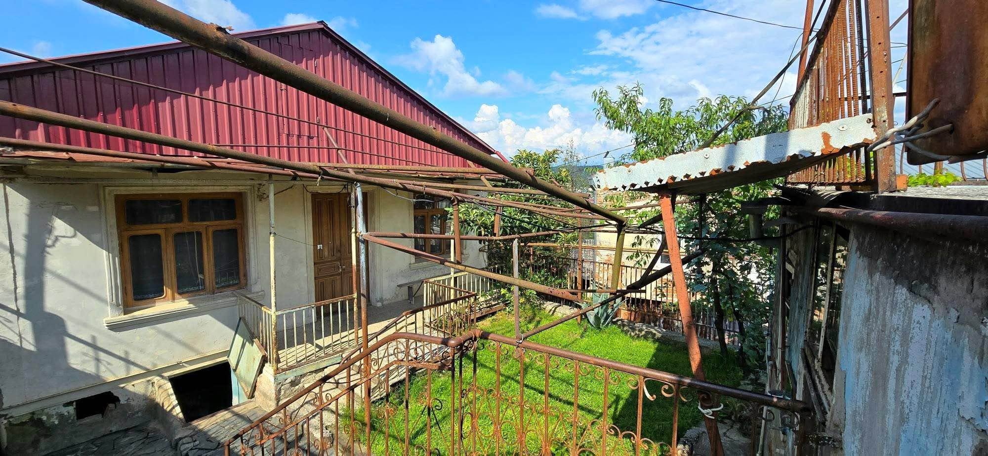 Satılıq müstəqil şəxsi ev Kutaisidə, turistik zonada — 93,000$