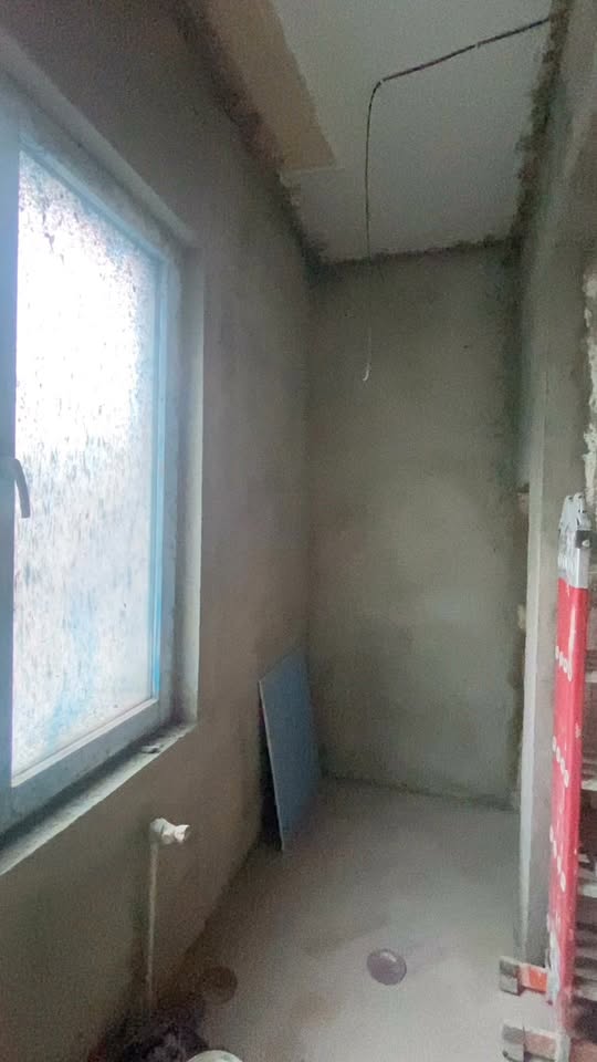 Duvarların doğru bir şekilde hazırlanması kaliteli bir tamirat için önemlidir.