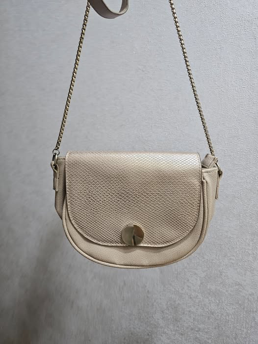 Small beige shoulder bag