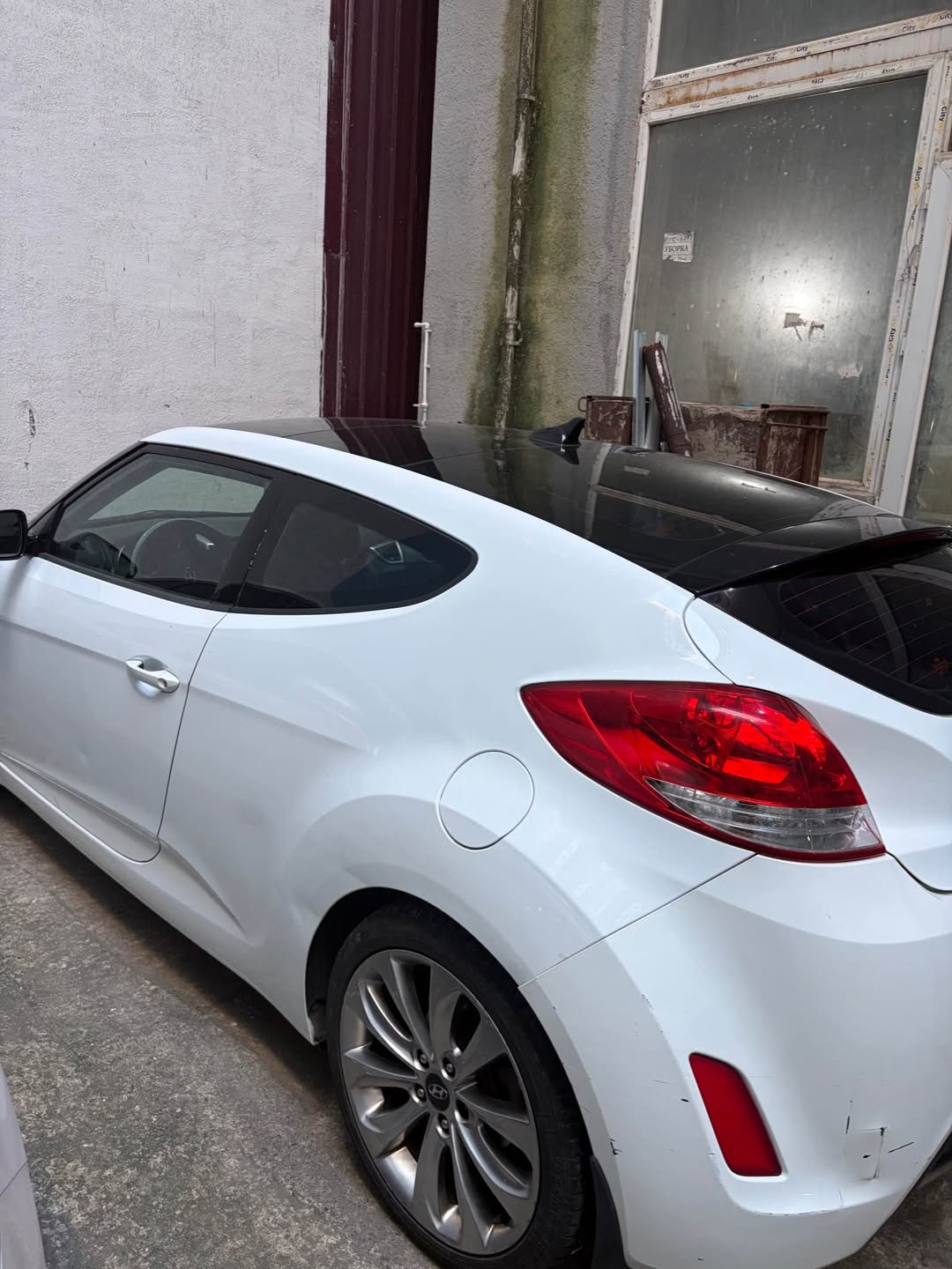 Hyundai Veloster 2012 — 4,000$
