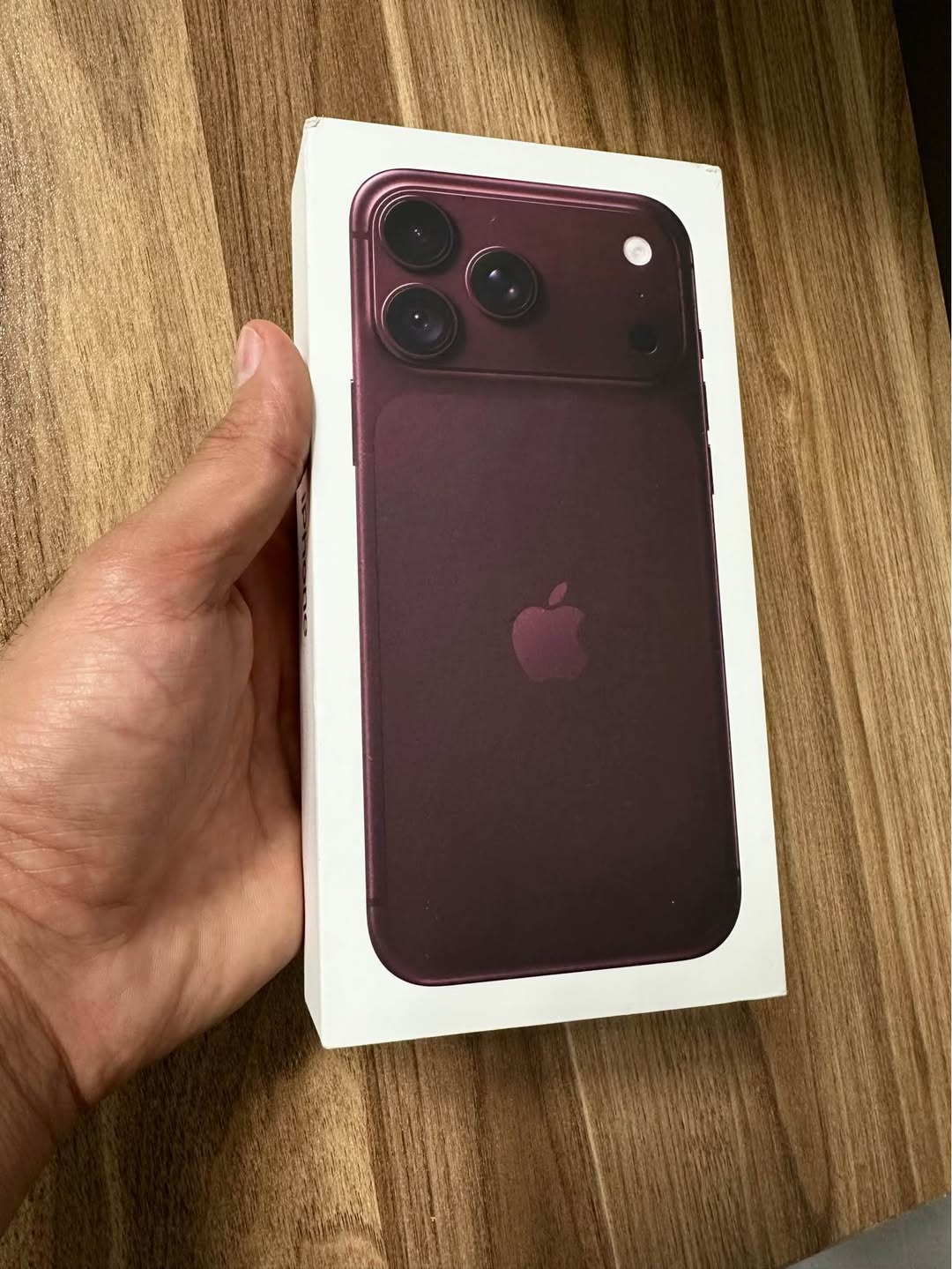 Kutulu, koyu kırmızı Apple iPhone