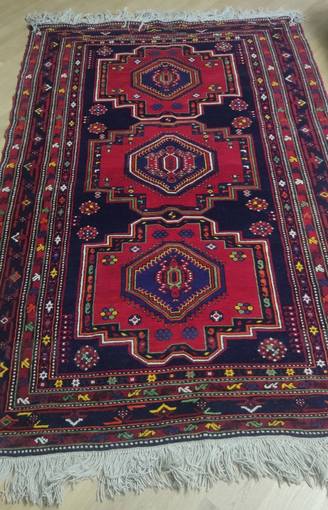 Eski halı, üç medalyonlu