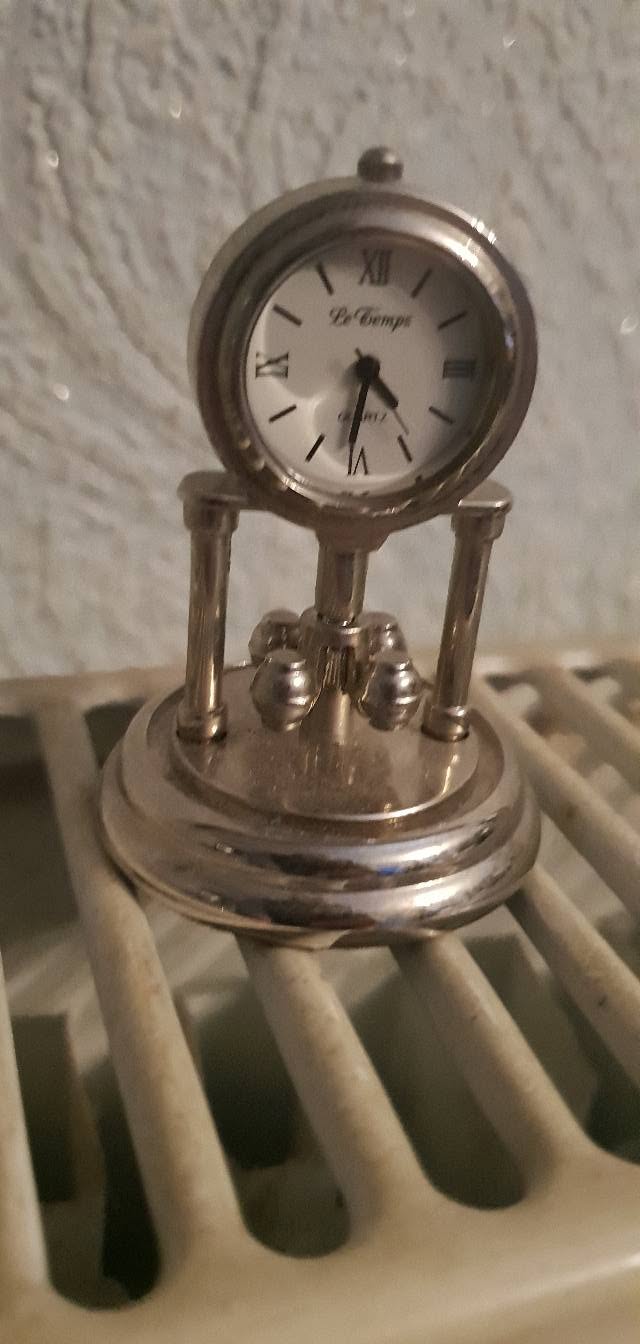 Vintage Le Temps quartz desk clock