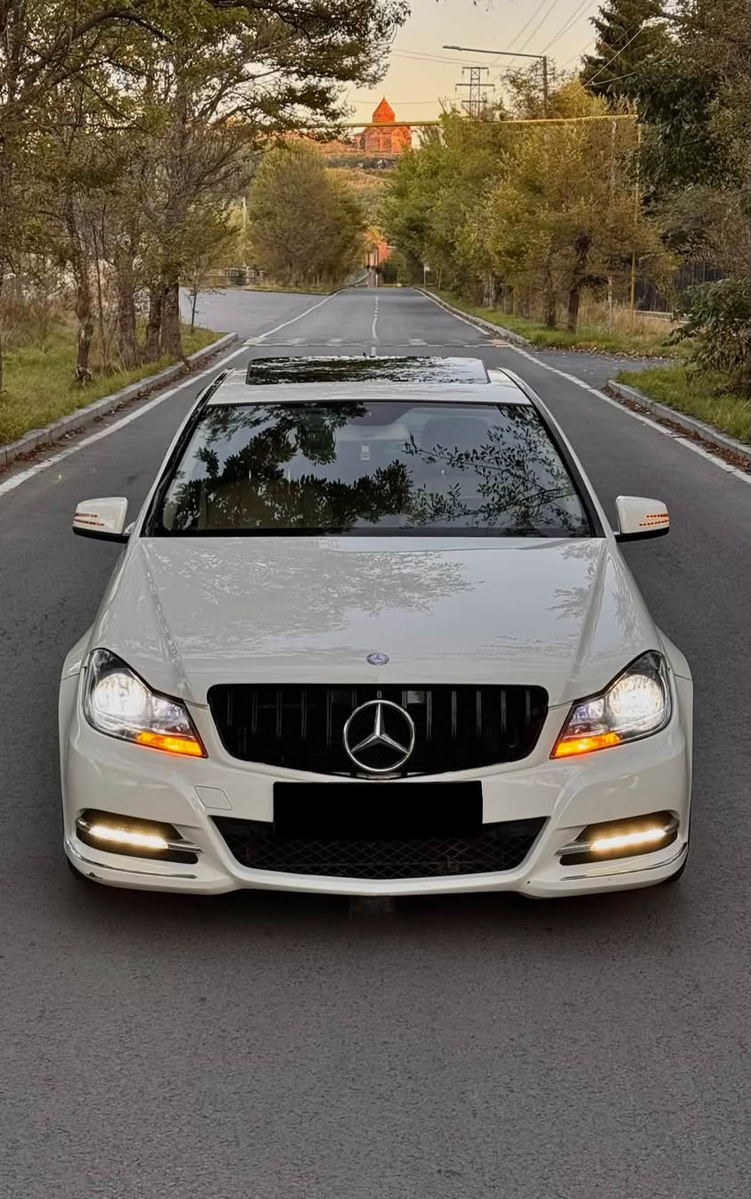 Mercedes-Benz C 300 2011 — 7,800$