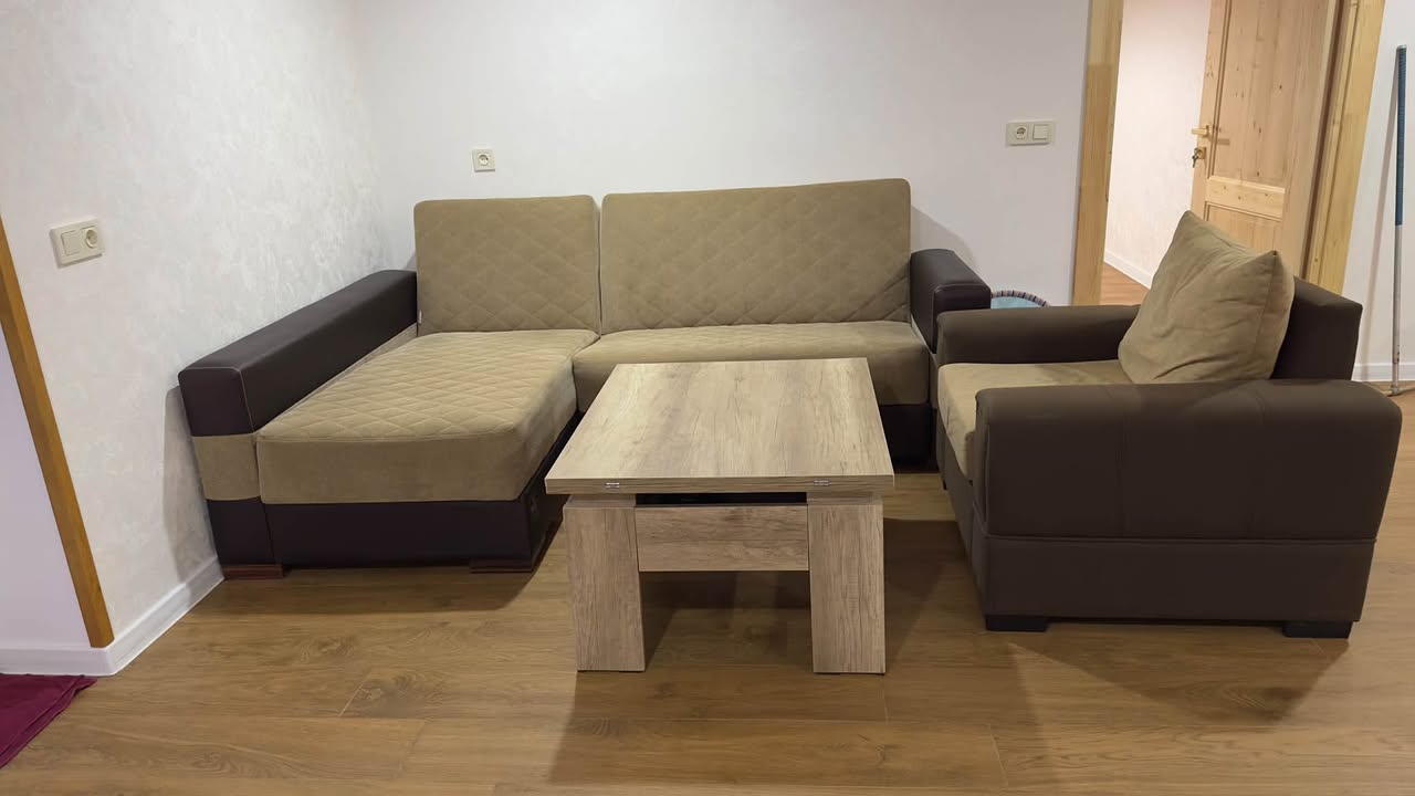 Künc divanı, kreslo və masa