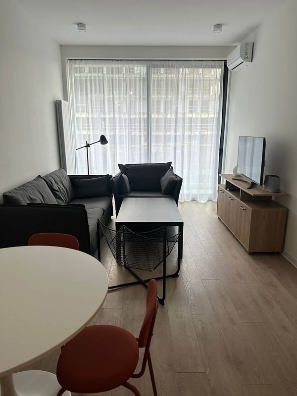 Kiralık: Yeni Yenilenmiş 1 Yatak Odalı Daire — 1,500$