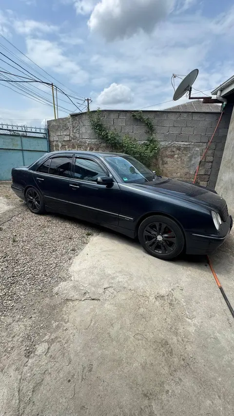 Mercedes E class 2001 — $3,600