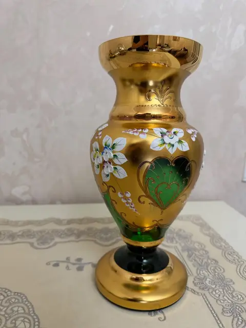 Altın renkli el işi cam vazo