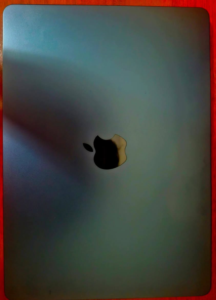 იყიდება Macbook M3, ბატარეა 98%
