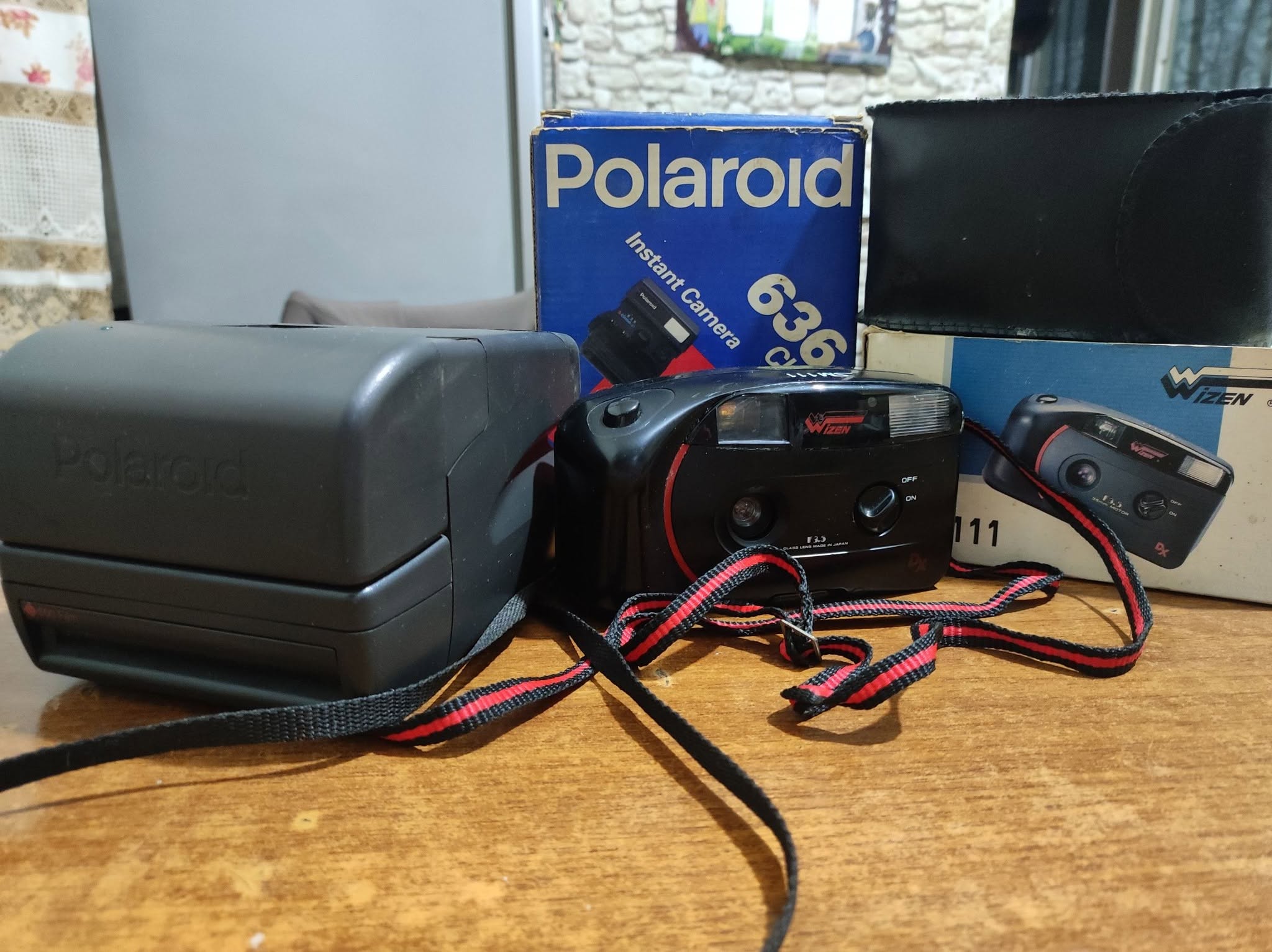 Два Polaroid и фотоаппарат