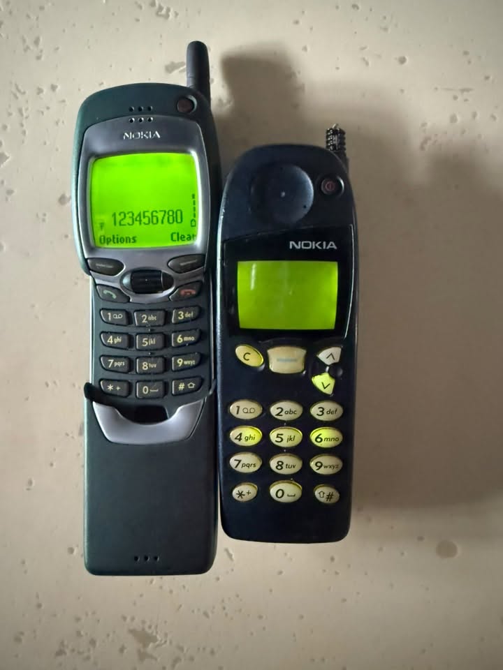 İki köhnə Nokia mobil telefon