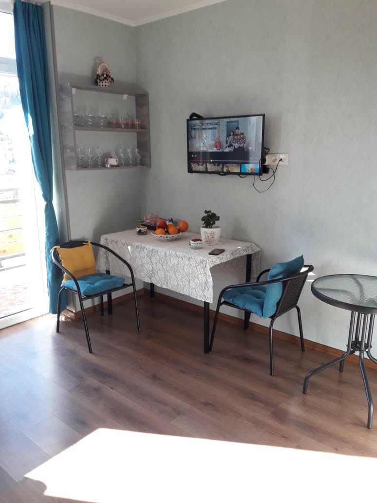 45 kv. m. alanlı bir dairesi 450 $ price'de satılır.