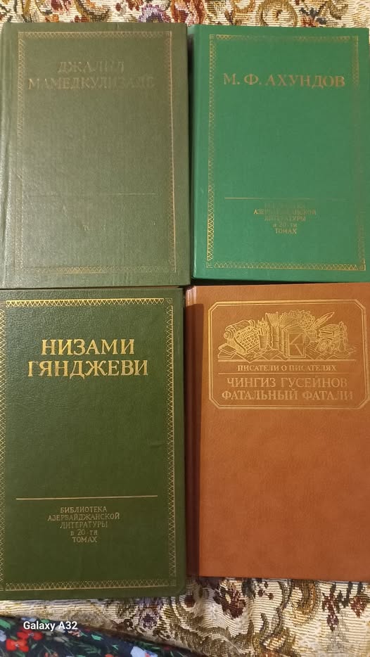 Azərbaycan ədəbiyyatı kitabları, yaxşı qorunub saxlanılmışdır