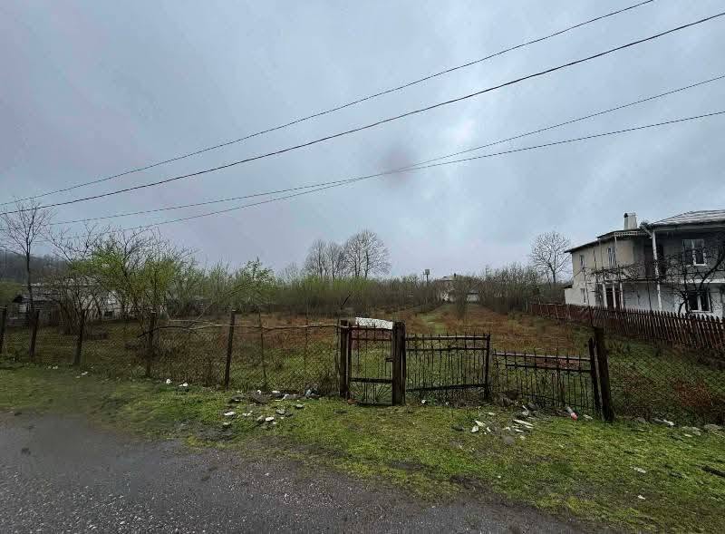 Acil! 2.300 m² arazi satılıyor — 10.000$
