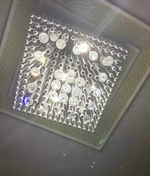 Kristal tavan lampası, az işlənib