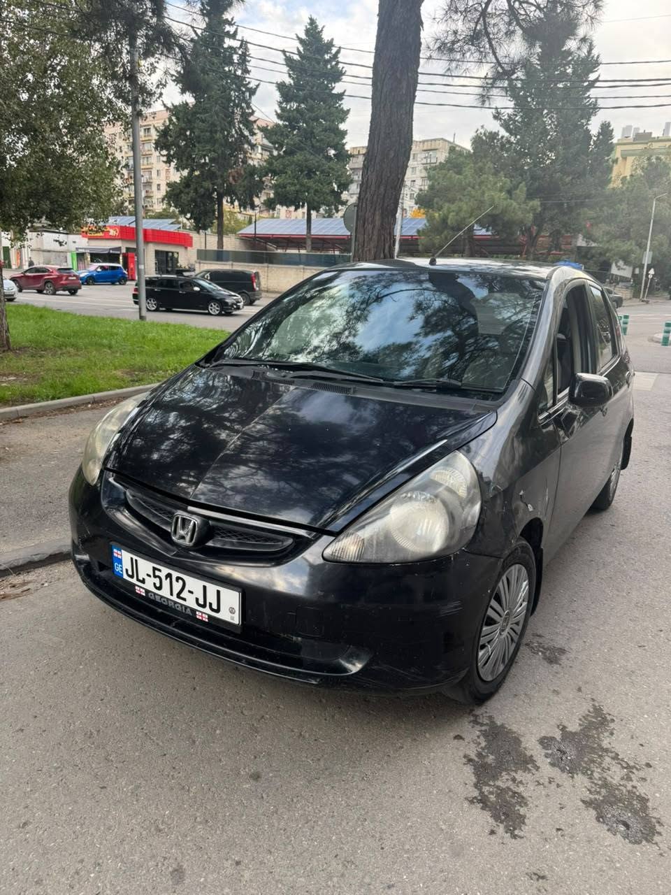 Satılık. 2004 model. 1.3 lt. Gayet iyi durumda lastiklerinde defektler var da…
