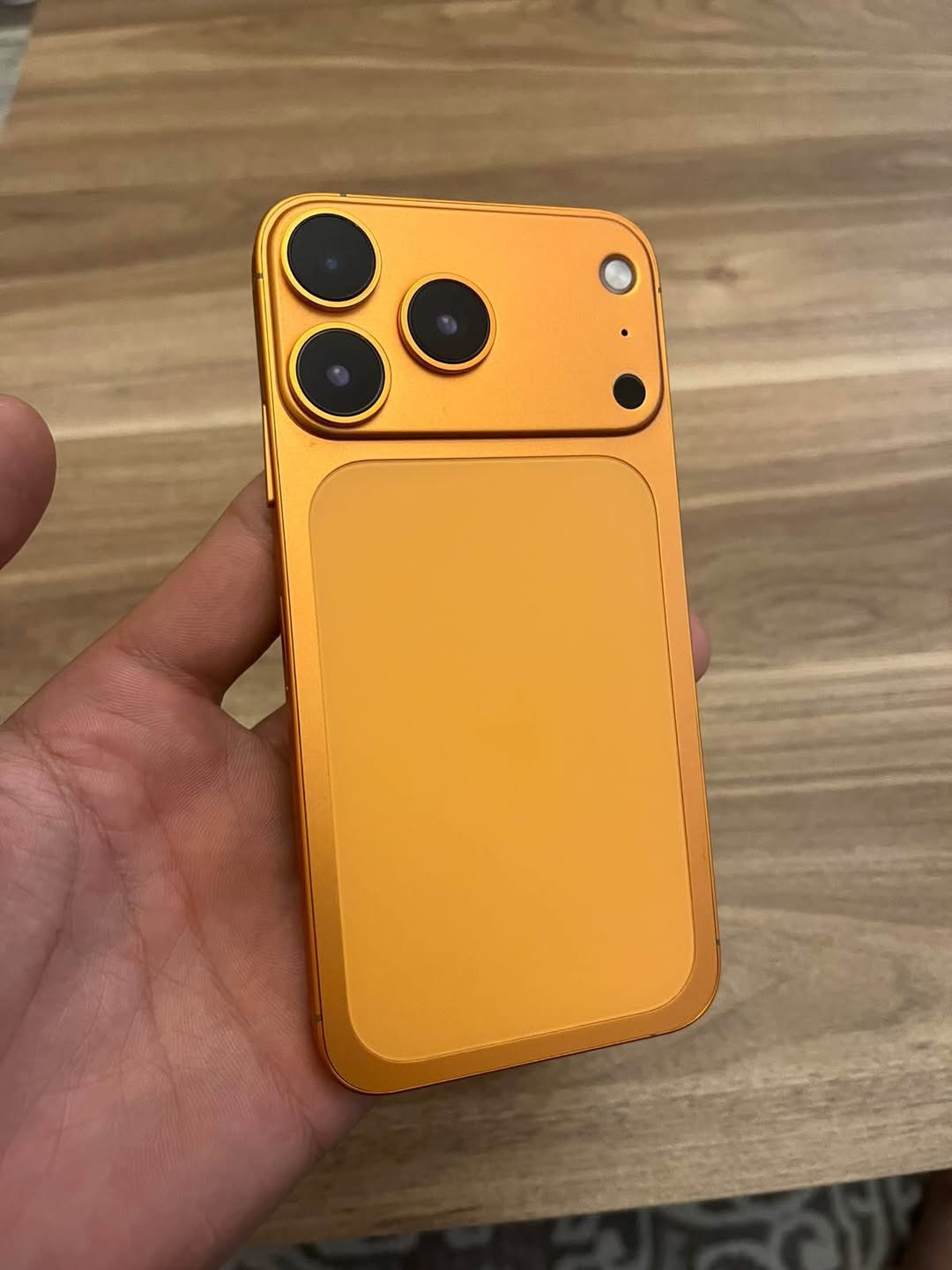 Narıncı iPhone, bataryası 100%, takas var
