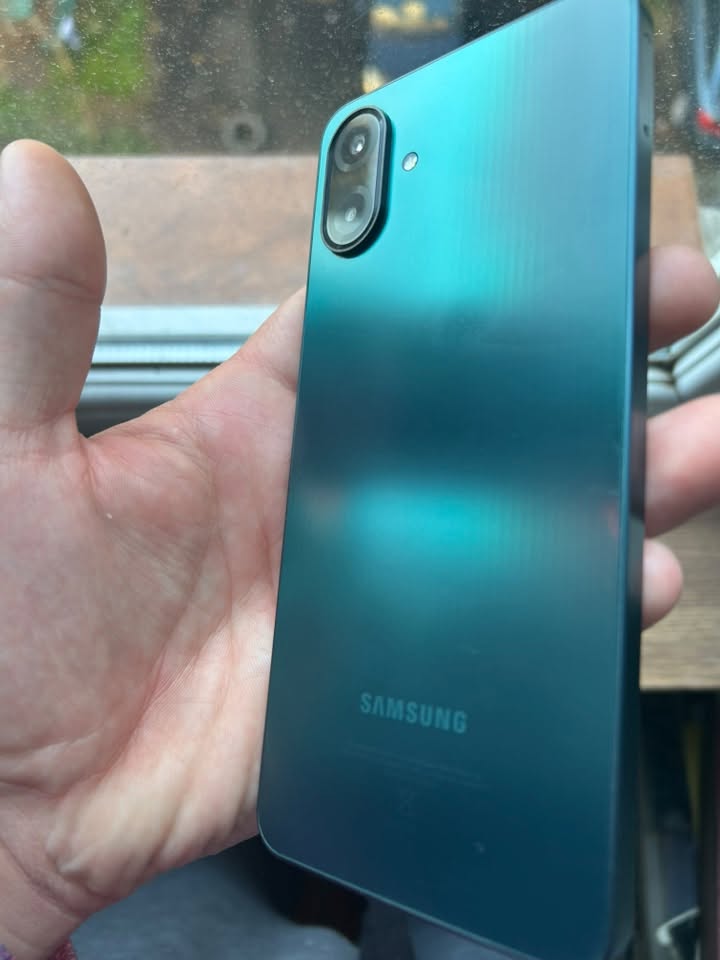 Samsung A07 like new with case