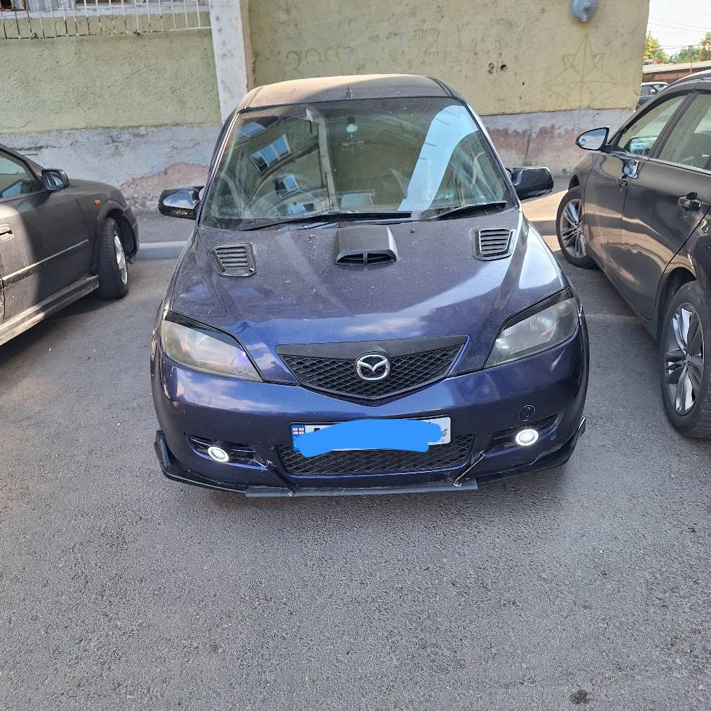 Mavi Mazda hatchback gövde kitiyle