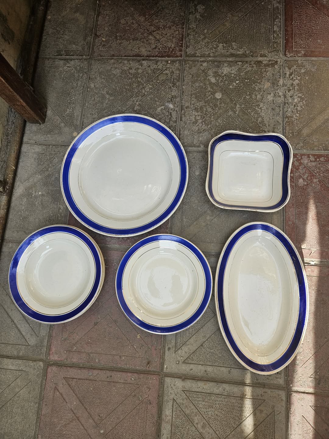 Mavi kənarlı çini boşqablar dəsti