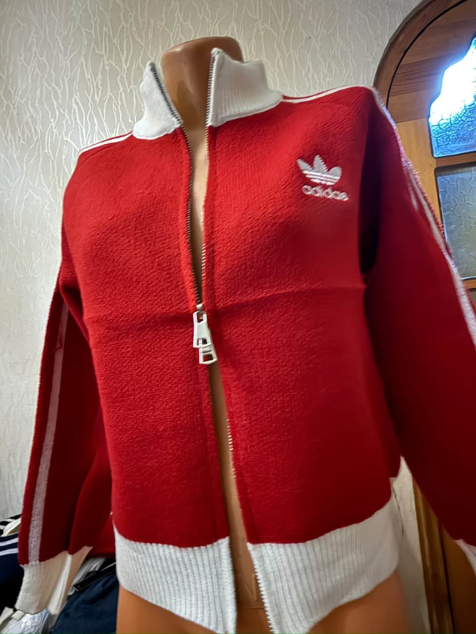 Adidas წითელი სპორტული ჟაკეტი