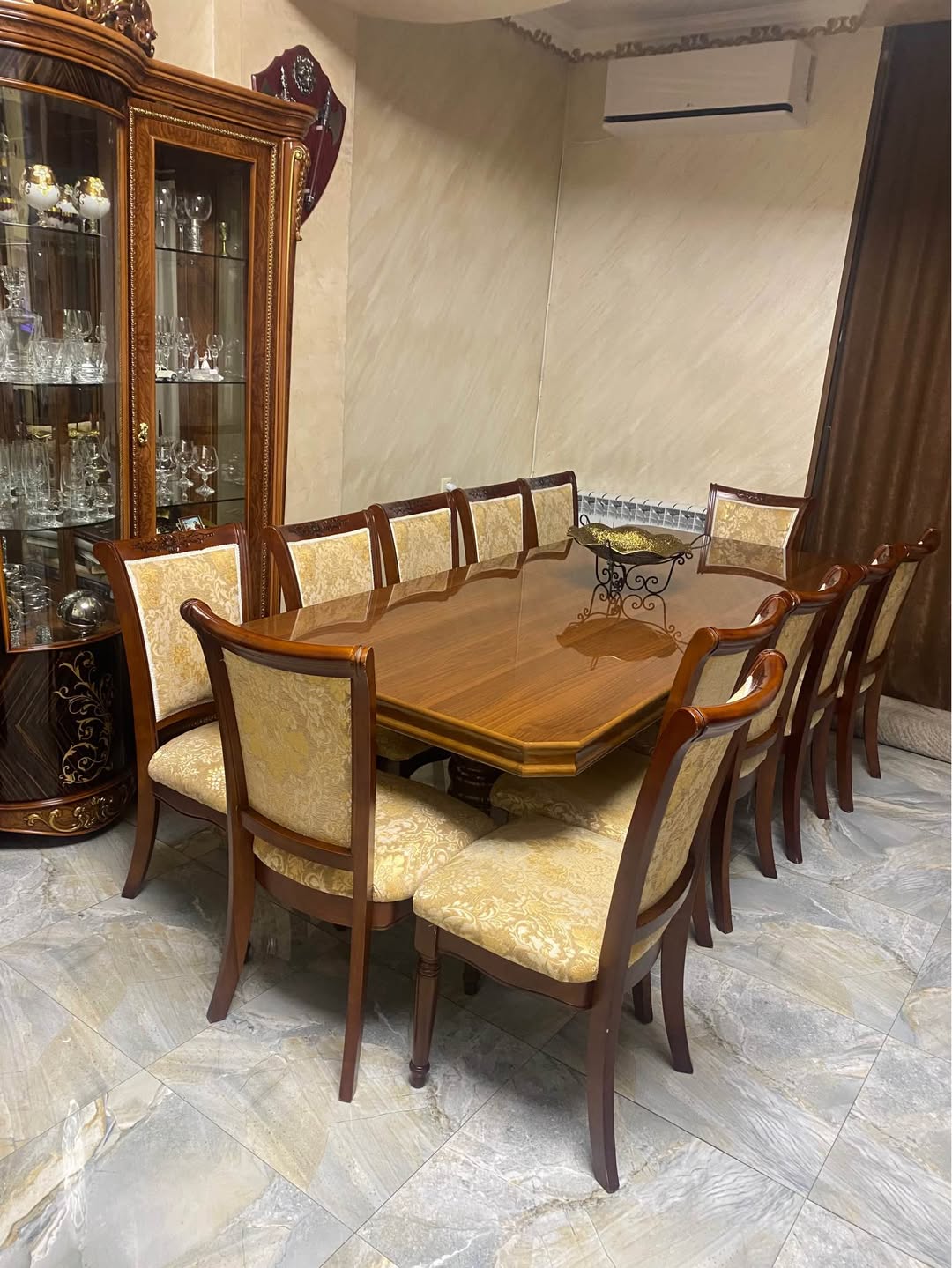 Malezya masası ve sandalyeleri bulunmaktadır