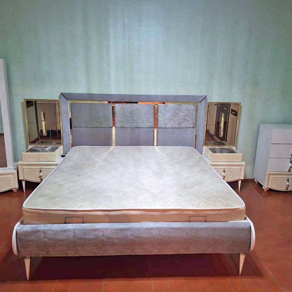 Double bed set with mirrored nightstands