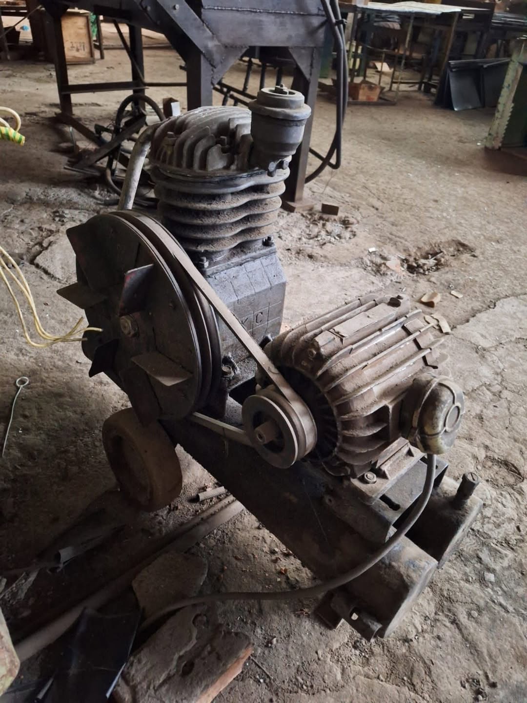 Kompressor satılıqdır. Qiyməti 700 lari