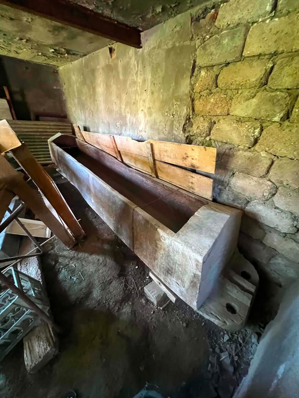 Əsrin şarabı satılır