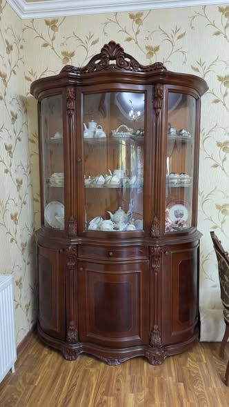 Vitrina porcelain-hai, 5000 lari